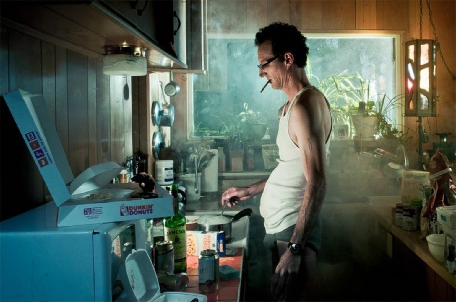 Незвездная жизнь мужское. Одинокий мужчина на кухне. Одинокий парень на кухне. Одинокие мужчины холостяки. Старый Холостяк.