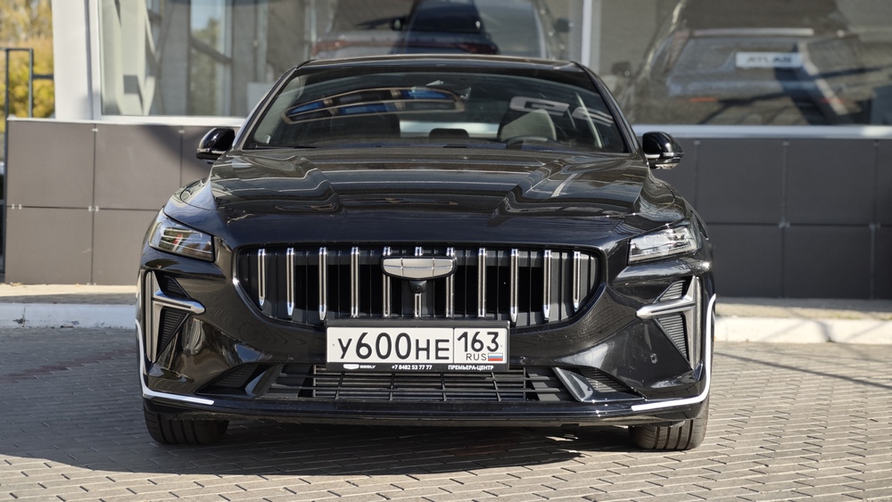 Geely Preface спереди у автосалона