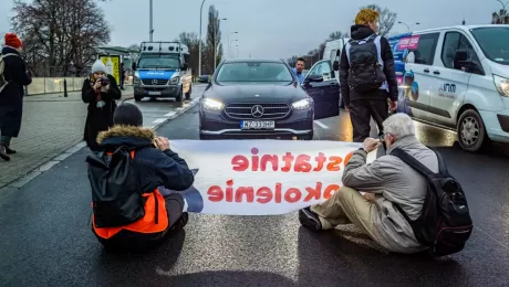 Польская телеведущая обрызгала экоактивистов огнетушителем в Варшаве