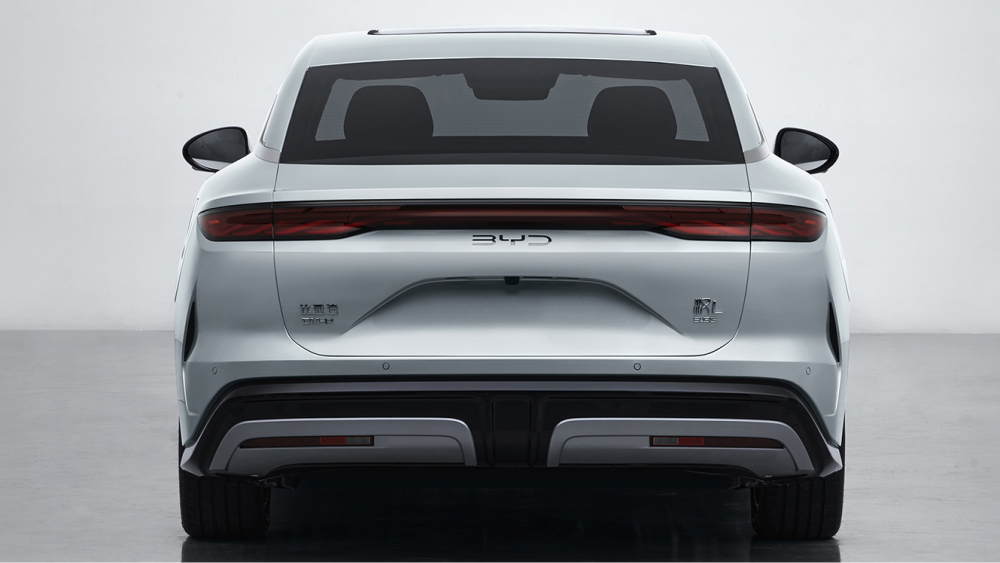 BYD Han L гибридный вариант сзади