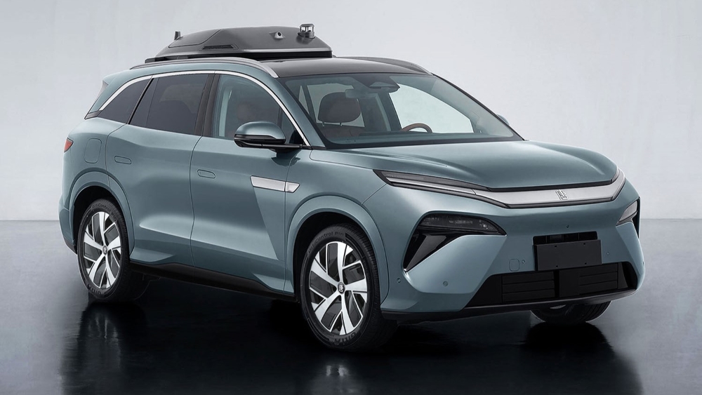 BYD Tang L сбоку спереди площадка для дрона на крыше