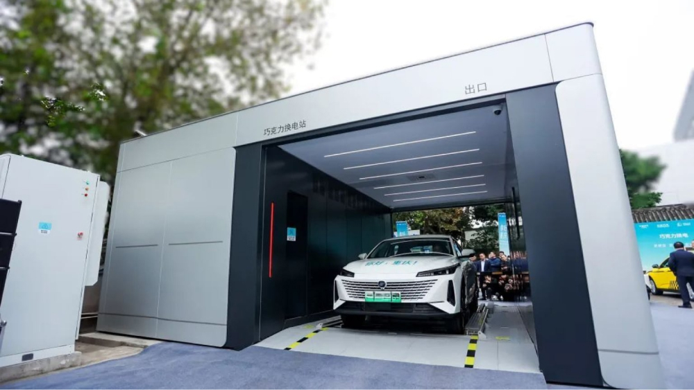 Электрический седан Changan Oshan 520 с заменяемой батареей сбоку спереди