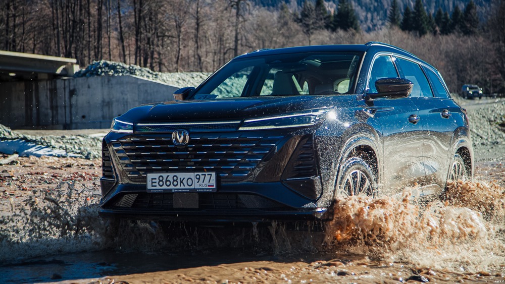 Changan CS75 Plus тест-драйв сбоку спереди