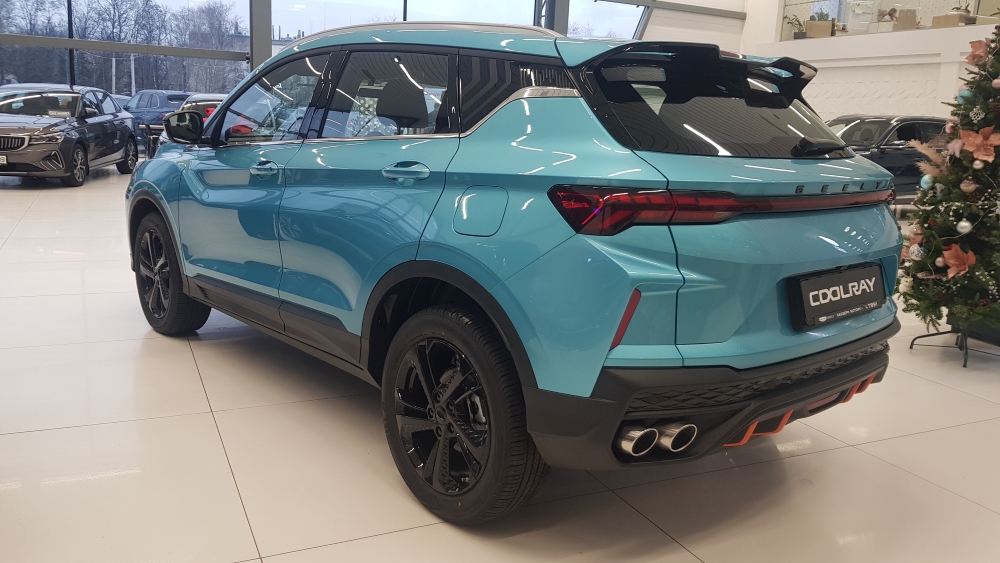 новый Geely Coolray в комплектации Luxury Plus сзади сбоку у дилера в минске