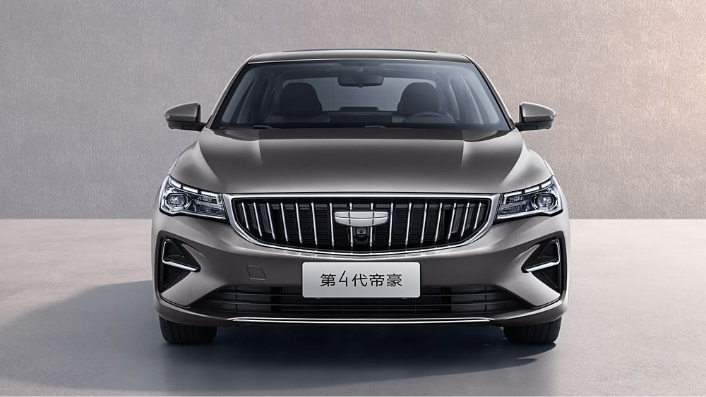 Обновлённый седан Geely Emgrand 4 поколение спереди серый