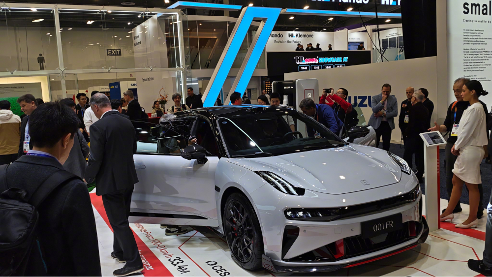 zeekr 001 fr в америке сша лас вегас ces 2025 сбоку спереди лифтбек белый