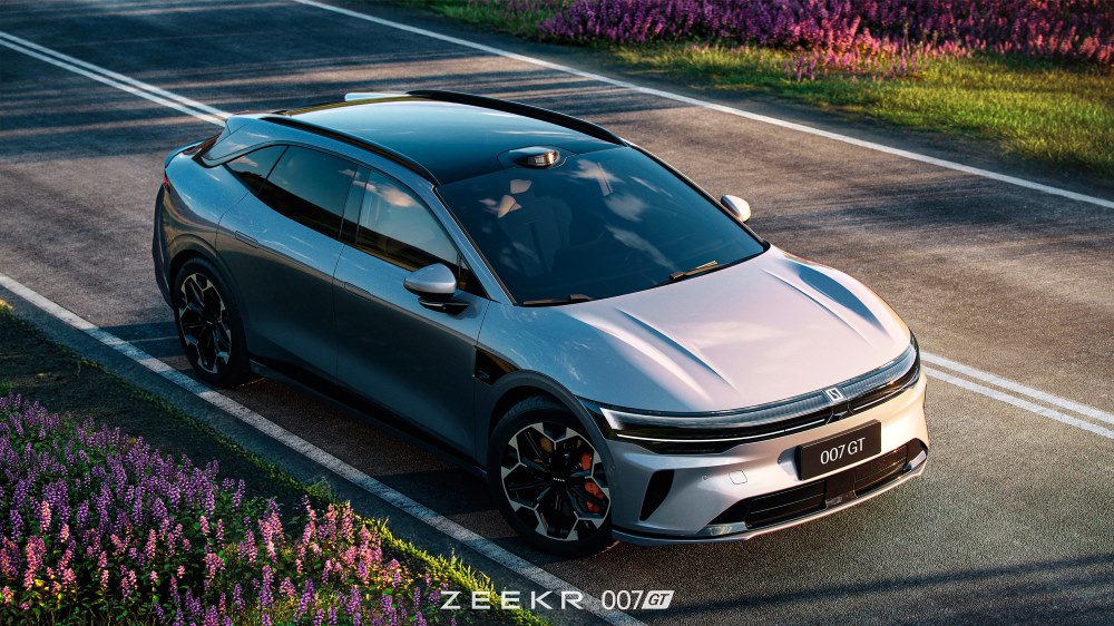 Zeekr 007 GT универсал в боковом ракурсе спереди
