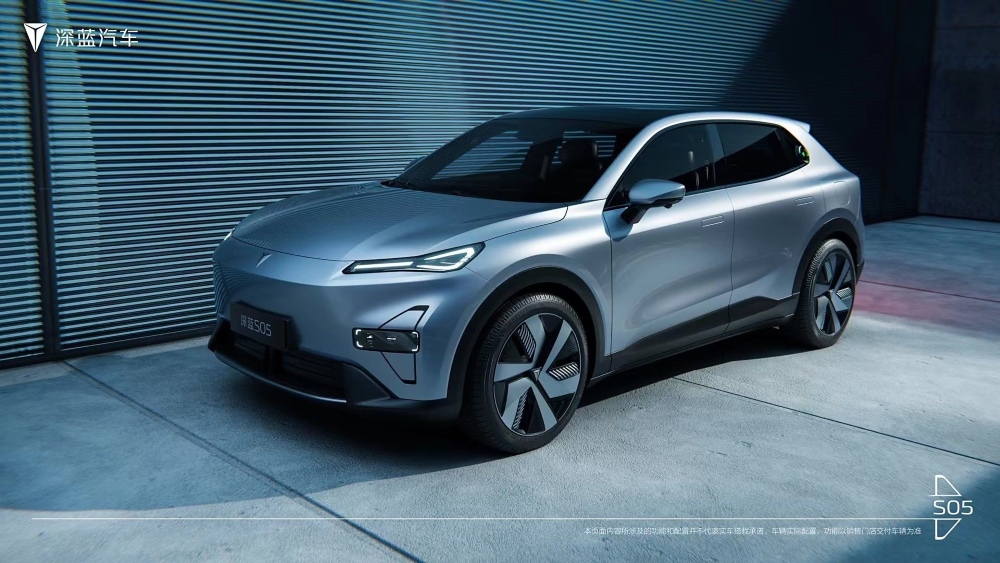 Кроссовер Changan Deepal S05 сбоку спереди
