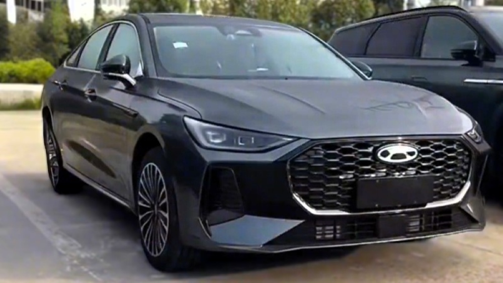 Chery Arrizo 8 Pro спереди сбоку