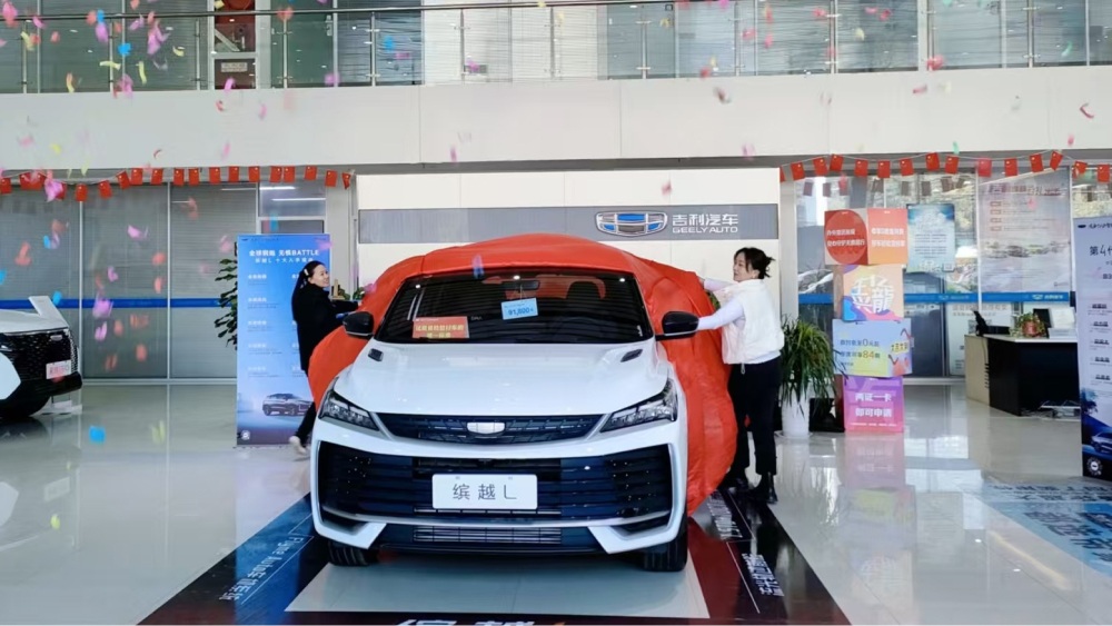 дилерский центр geely в китае geely coolray l сбоку спереди белый новый