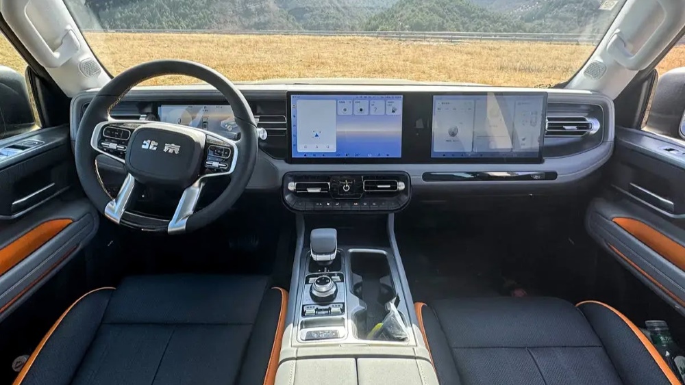 BAIC BJ40e интерьер гибрид
