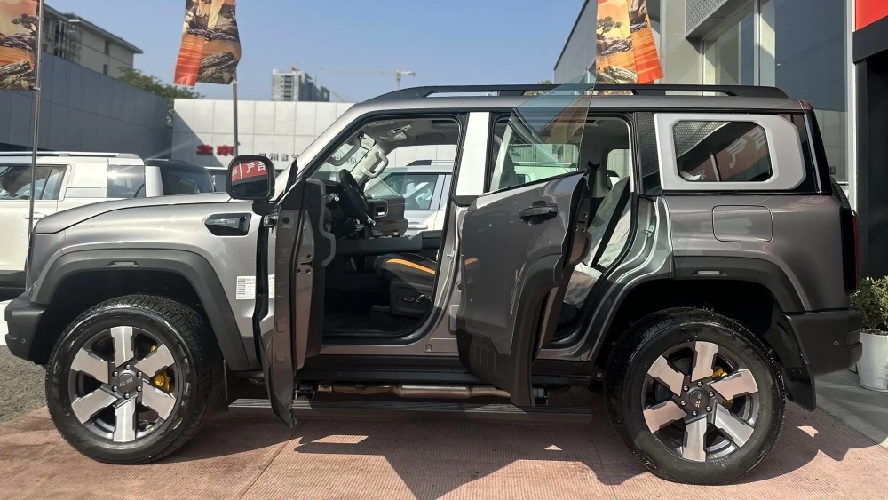 BAIC BJ40e сбоку гибрид