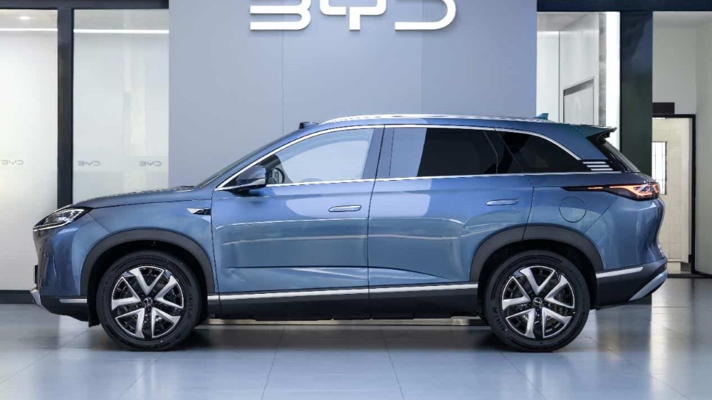 BYD Sea Lion 07 DM-i у дилера сбоку