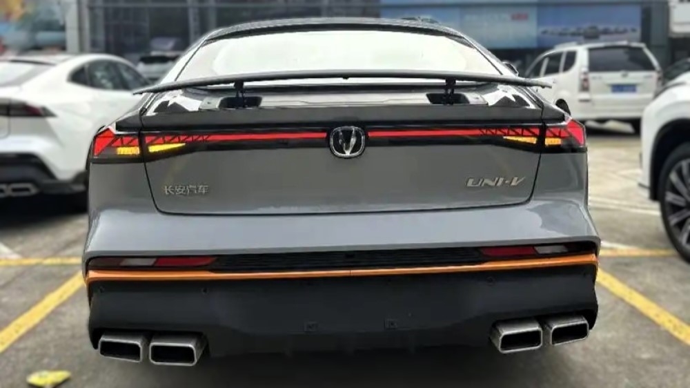 Changan Uni-V обновленный новый 2025 у дилера сзади