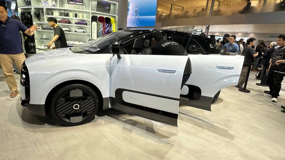 Концепт-кар Chery QQ Qurio сбоку на Шанхайском автосалоне 2025