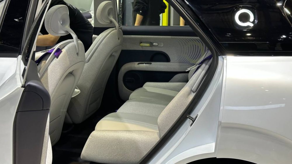 Концепт-кар Chery QQ Qurio сзади сбоку на Шанхайском автосалоне 2025