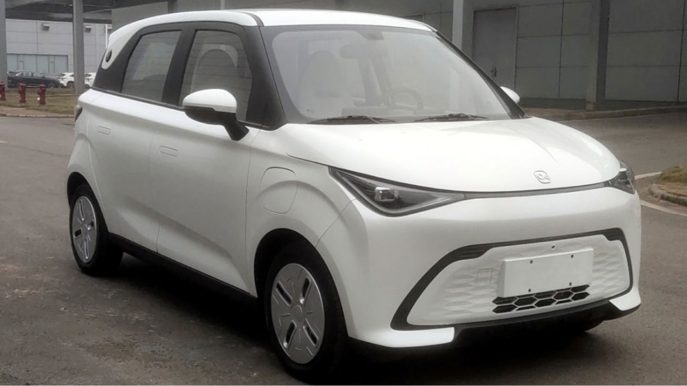 Chery QQ Duomi сбоку спереди белый электромобиль