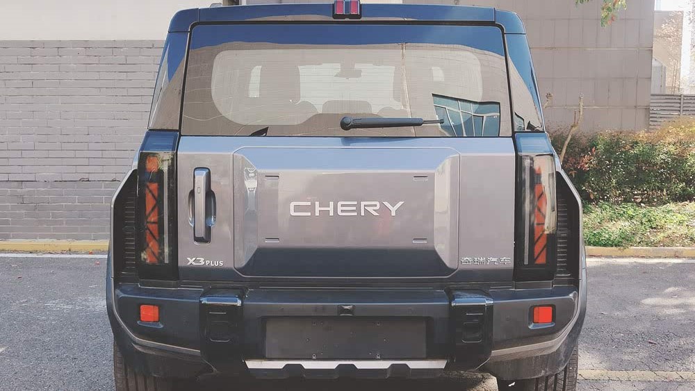 Кроссовер Chery X3 Plus сзади