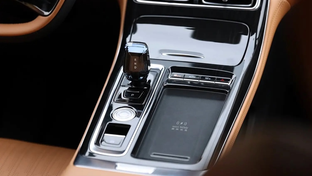 новый Geely Atlas 2025 интерьер