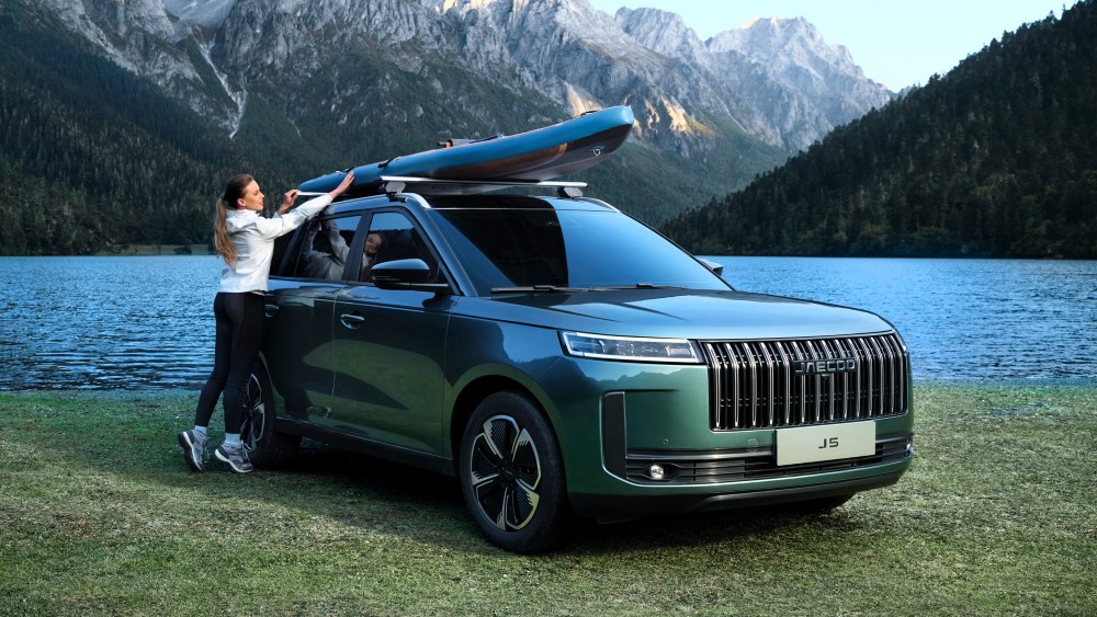Кроссовер Jaecoo J5 сбоку спереди