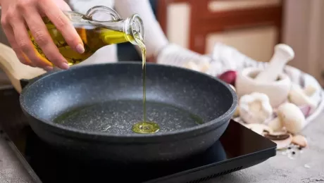 Почему еда не пригорает на масле