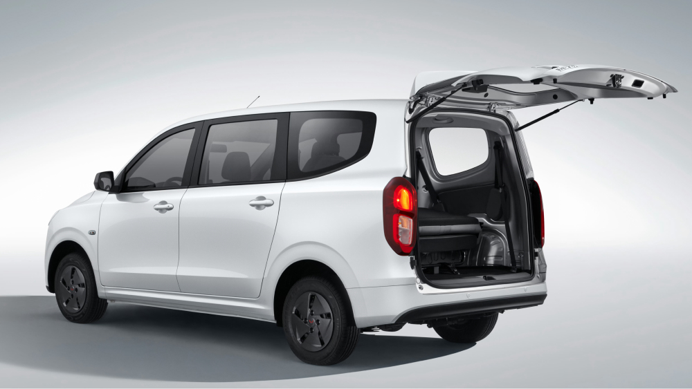 Белый минивэн Wuling Hongguang EREV, вид сбоку сзади