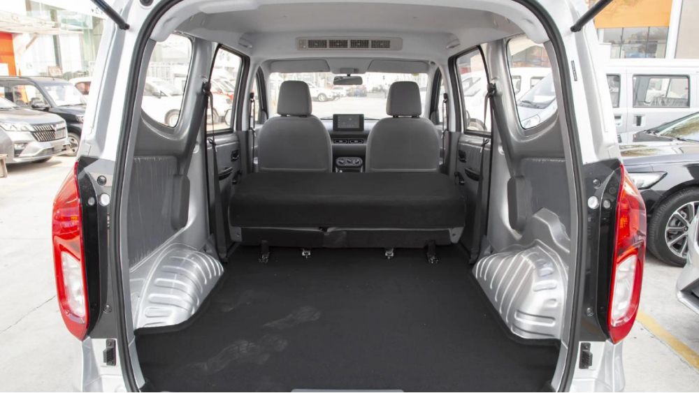 Белый Wuling Hongguang EREV с открытым багажником