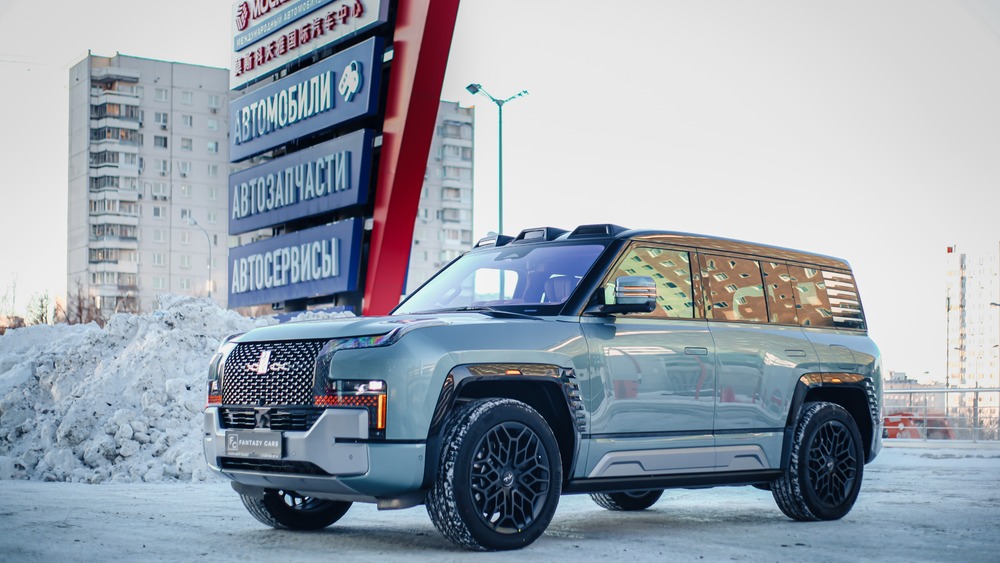 внедорожник BYD Yangwang U8 в автосалоне купить новый москва тянья спереди сбоку