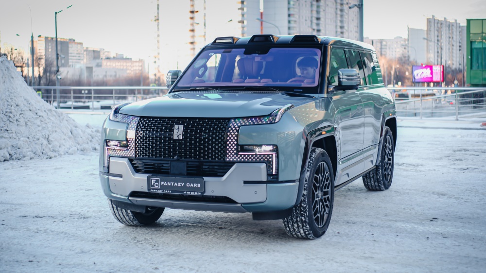 внедорожник BYD Yangwang U8 в автосалоне купить новый москва тянья спереди сбоку