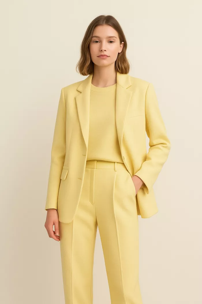 Пример total look в модном оттенке butter yellow — мягкий костюм с фактурой, подчёркивающей элегантность и минимализм.