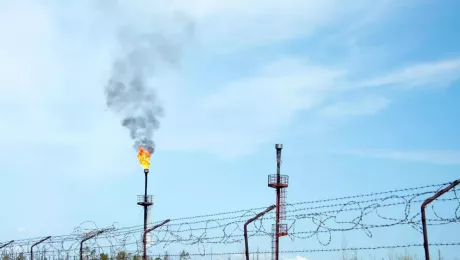 факелы на нефтяных вышках
