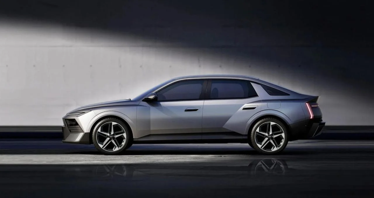 Вид сбоку новой Hyundai Elantra