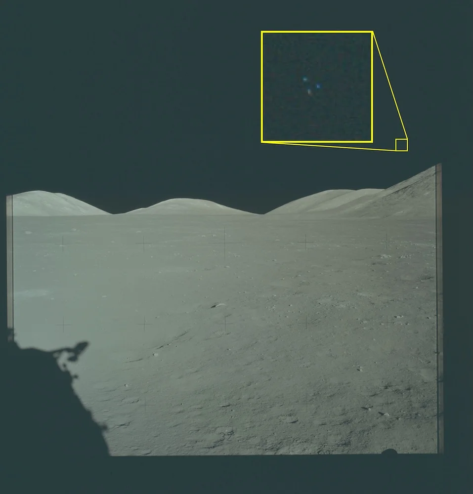 Снимок Apollo 17 с тремя точками в лунном небе