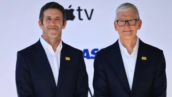 Джон Тернус сменил Тима Кука во главе Apple